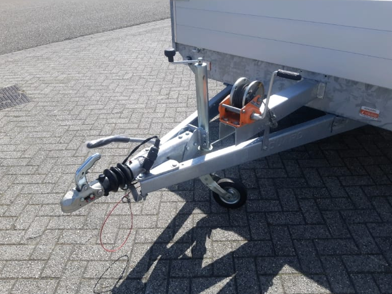 Geremde Eduard multitransporter - 406x200 cm - 2700 kg bruto laadvermogen - 63 cm laadvloerhoogte - 40 cm borden - inclusief oprijplaten en handlier