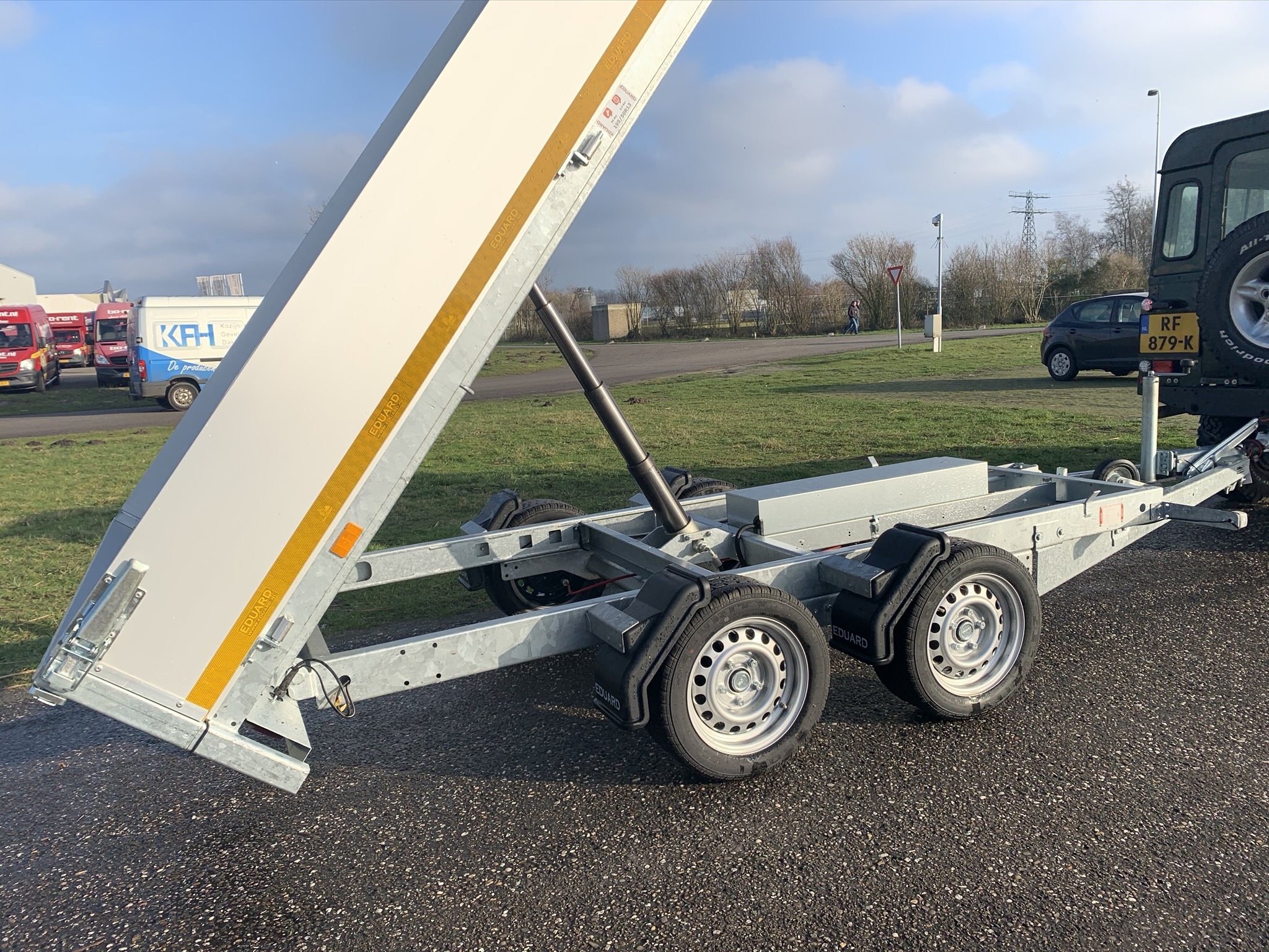 Geremde Eduard achterwaartse kipper - 310x160 cm - 3000 kg bruto laadvermogen - elektrisch, extern laden - 63 cm laadvloerhoogte - inclusief oprijplaten & uitzetsteunen