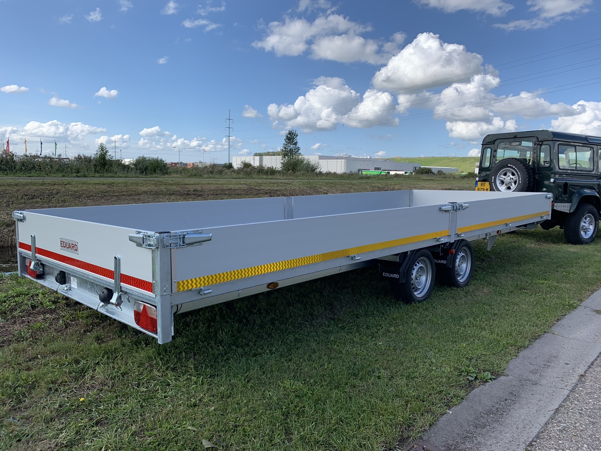 Geremde Eduard plateauwagen - 606x220 cm - 3000 kg bruto laadvermogen - 63 cm laadvloerhoogte - 30 cm borden
