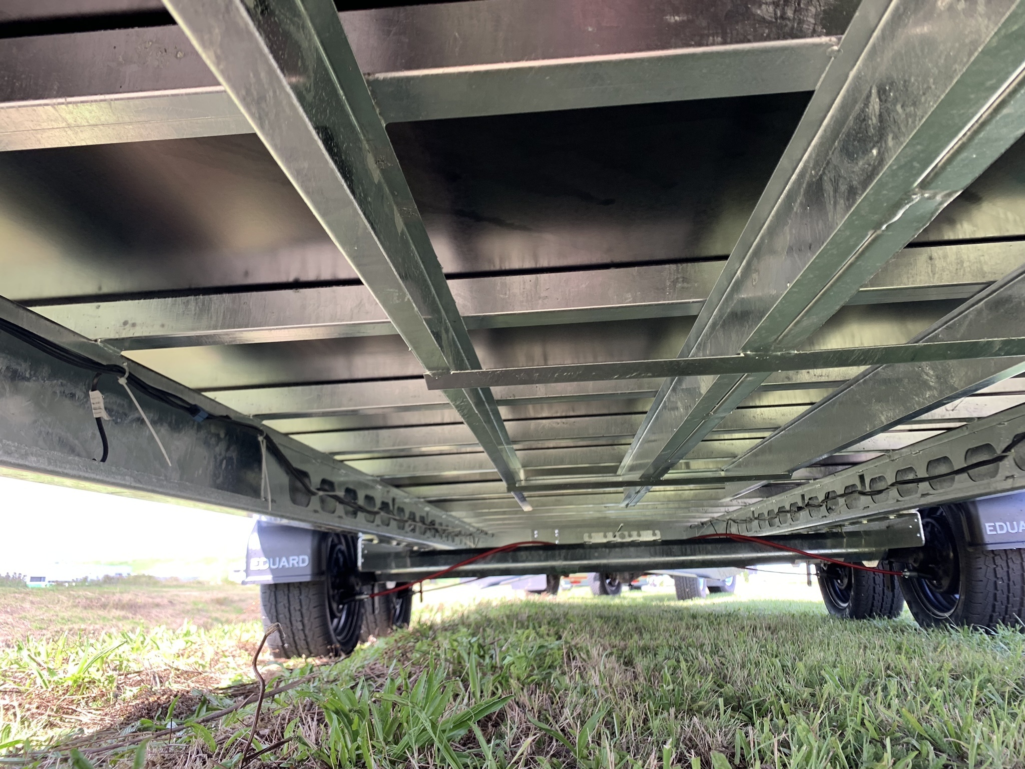 Geremde Eduard plateauwagen - 606x220 cm - 3500 kg bruto laadvermogen - 63 cm laadvloerhoogte - 30 cm borden