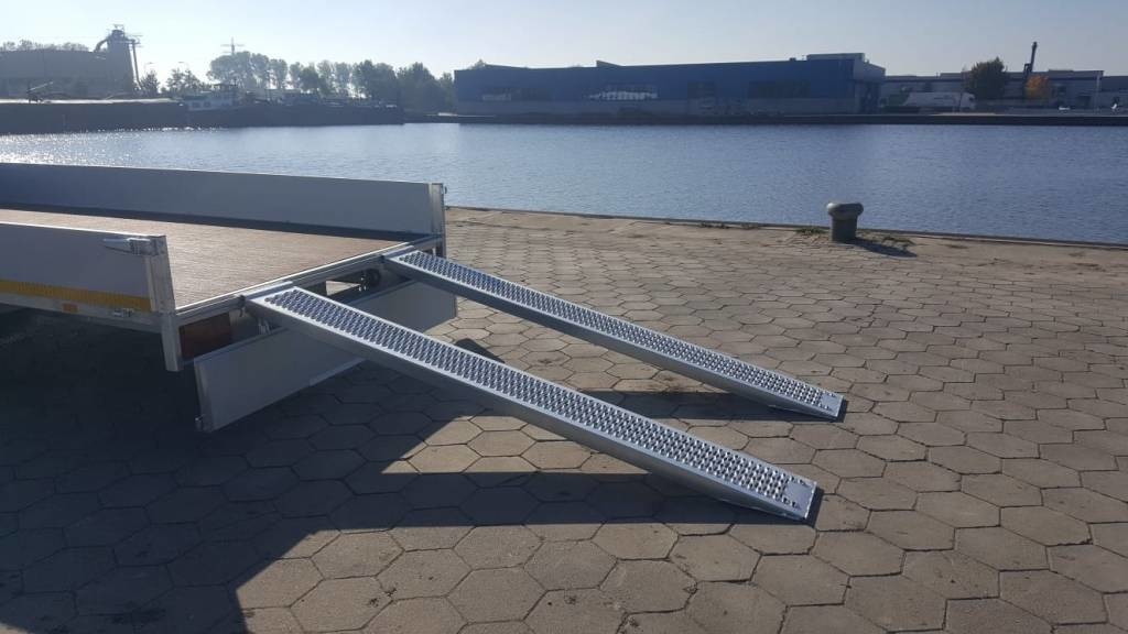 Geremde Eduard multitransporter - 406x200 cm - 2000 kg bruto laadvermogen - 63 cm laadvloerhoogte - 30 cm borden - inclusief oprijplaten en handlier