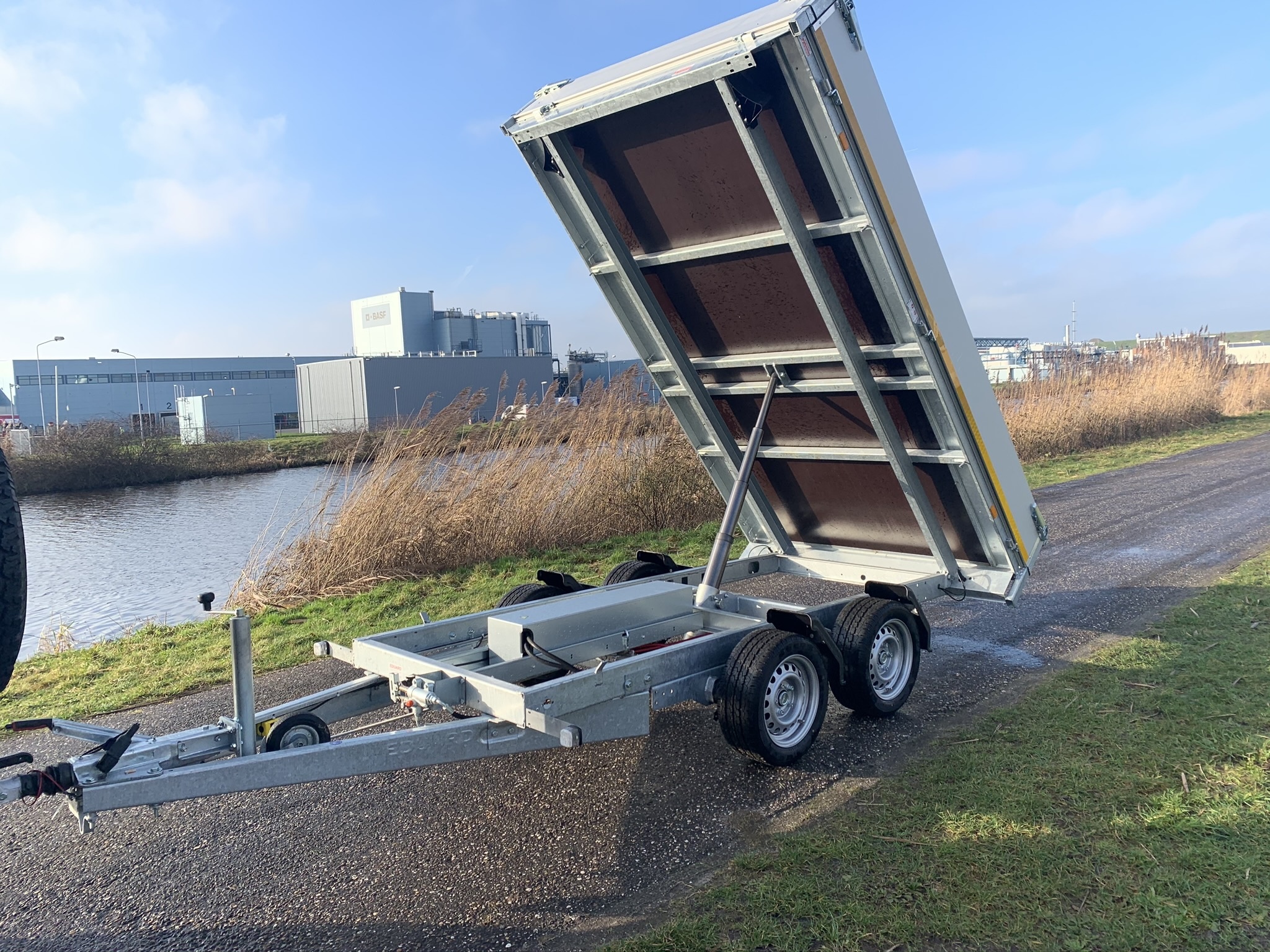 Geremde Eduard achterwaartse kipper - 310x160 cm - 2700 kg bruto laadvermogen - elektrisch, extern laden - 63 cm laadvloerhoogte