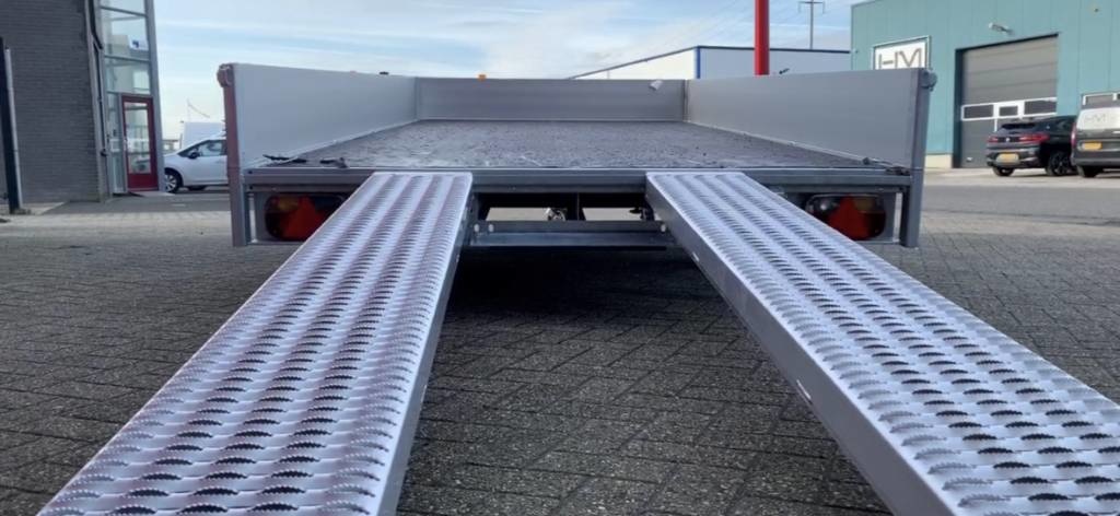 Geremde Eduard machinetransporter - 406x200 cm - 2700 kg bruto laadvermogen - elektrisch, extern laden, afstandsbediening - 56 cm laadvloerhoogte