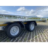 Geremde Eduard autotransporter - 406x200 cm - 3000 kg bruto laadvermogen - 56 cm laadvloerhoogte - 10 cm reling - inclusief lier en oprijplaten