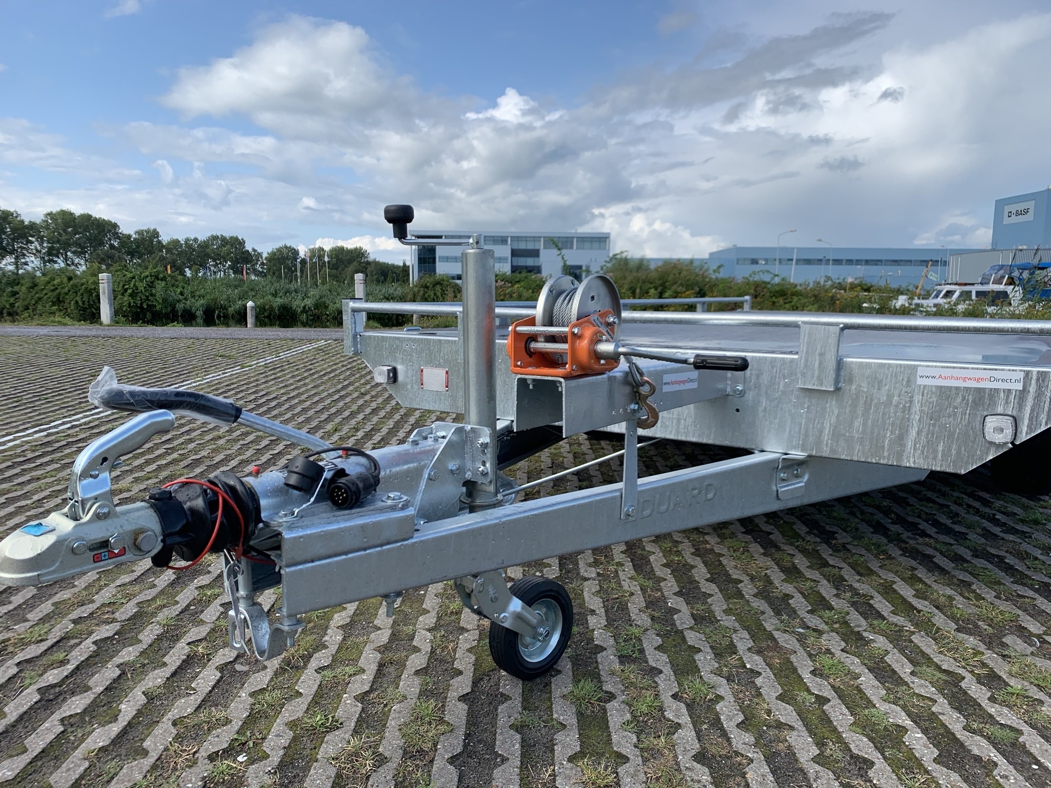 Geremde Eduard autotransporter - 406x200 cm - 3000 kg bruto laadvermogen - 56 cm laadvloerhoogte - 10 cm reling - inclusief lier en oprijplaten