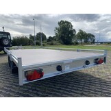 Geremde Eduard autotransporter - 406x200 cm - 2000 kg bruto laadvermogen - 56 cm laadvloerhoogte - 10 cm reling - inclusief lier en oprijplaten