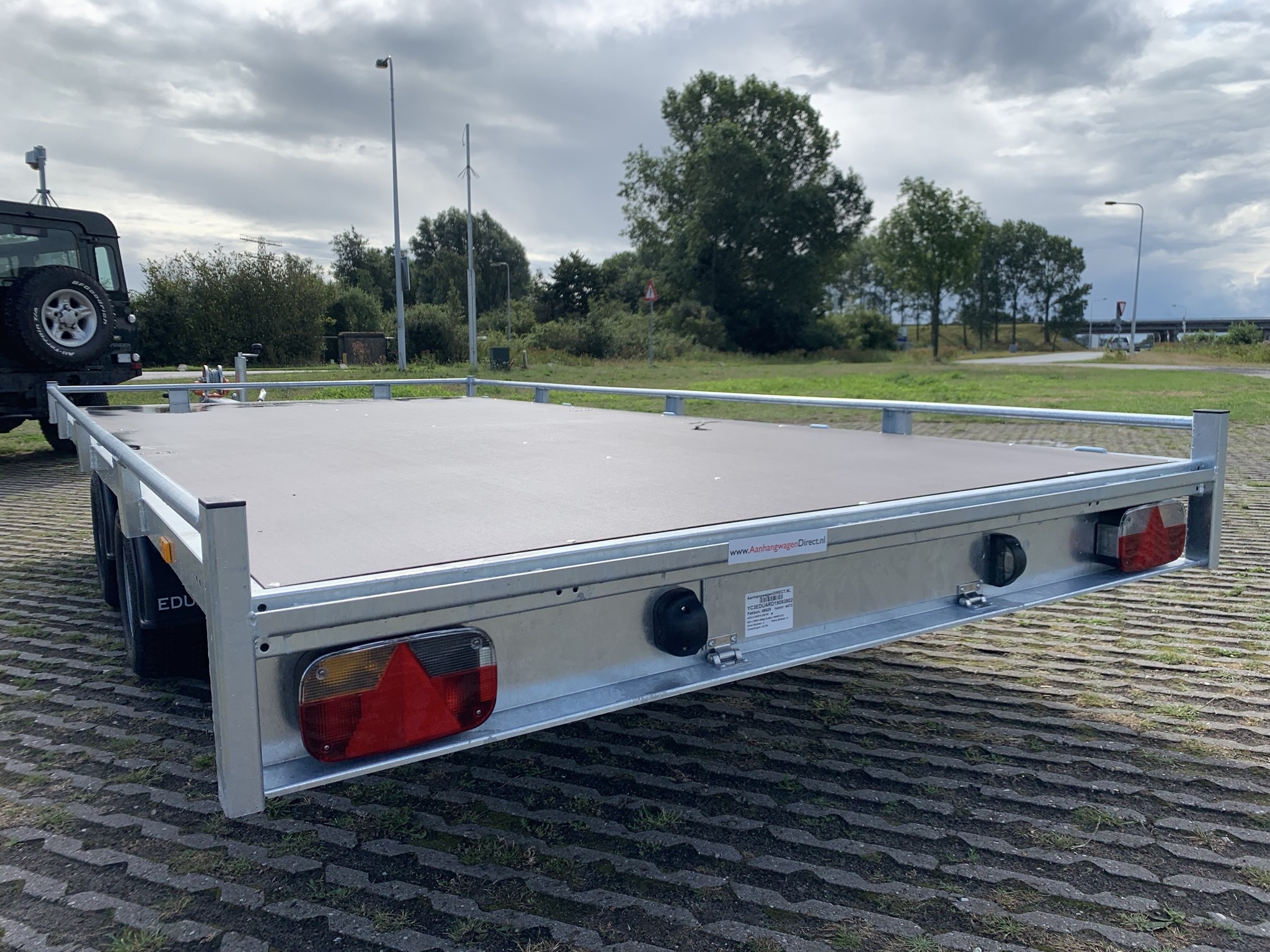 Geremde Eduard autotransporter - 406x200 cm - 2000 kg bruto laadvermogen - 56 cm laadvloerhoogte - 10 cm reling - inclusief lier en oprijplaten