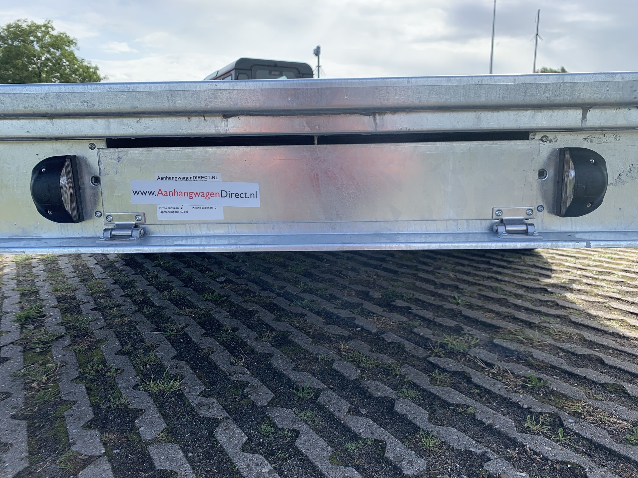 Geremde Eduard autotransporter - 406x200 cm - 2000 kg bruto laadvermogen - 56 cm laadvloerhoogte - 10 cm reling - inclusief lier en oprijplaten