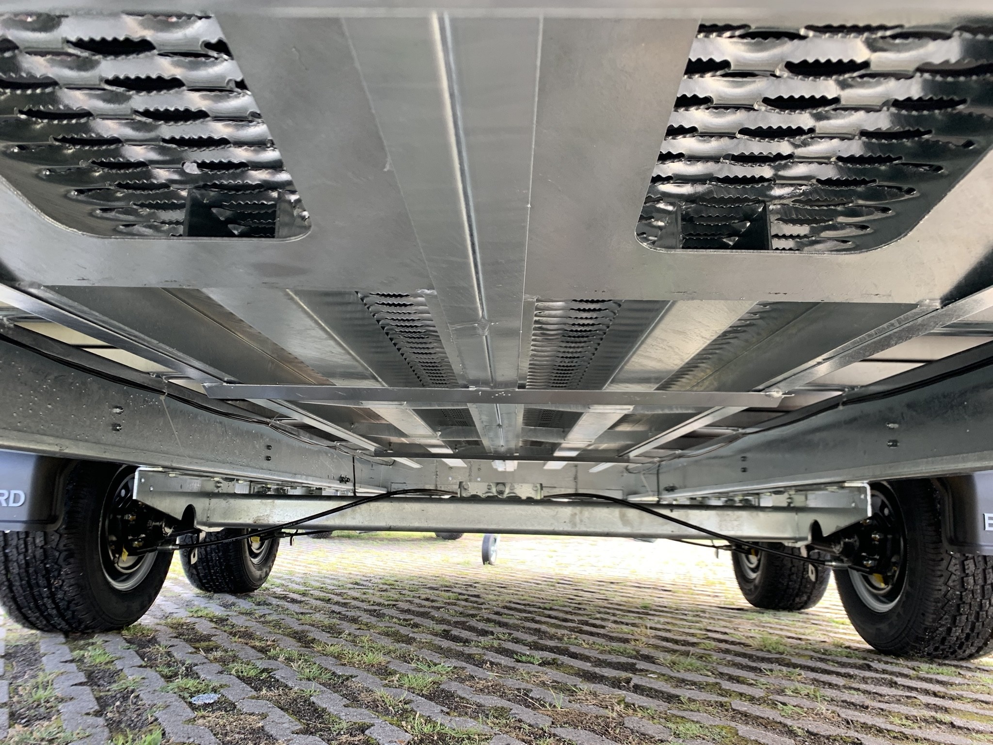 Geremde Eduard autotransporter - 406x200 cm - 2000 kg bruto laadvermogen - 56 cm laadvloerhoogte - 10 cm reling - inclusief lier en oprijplaten