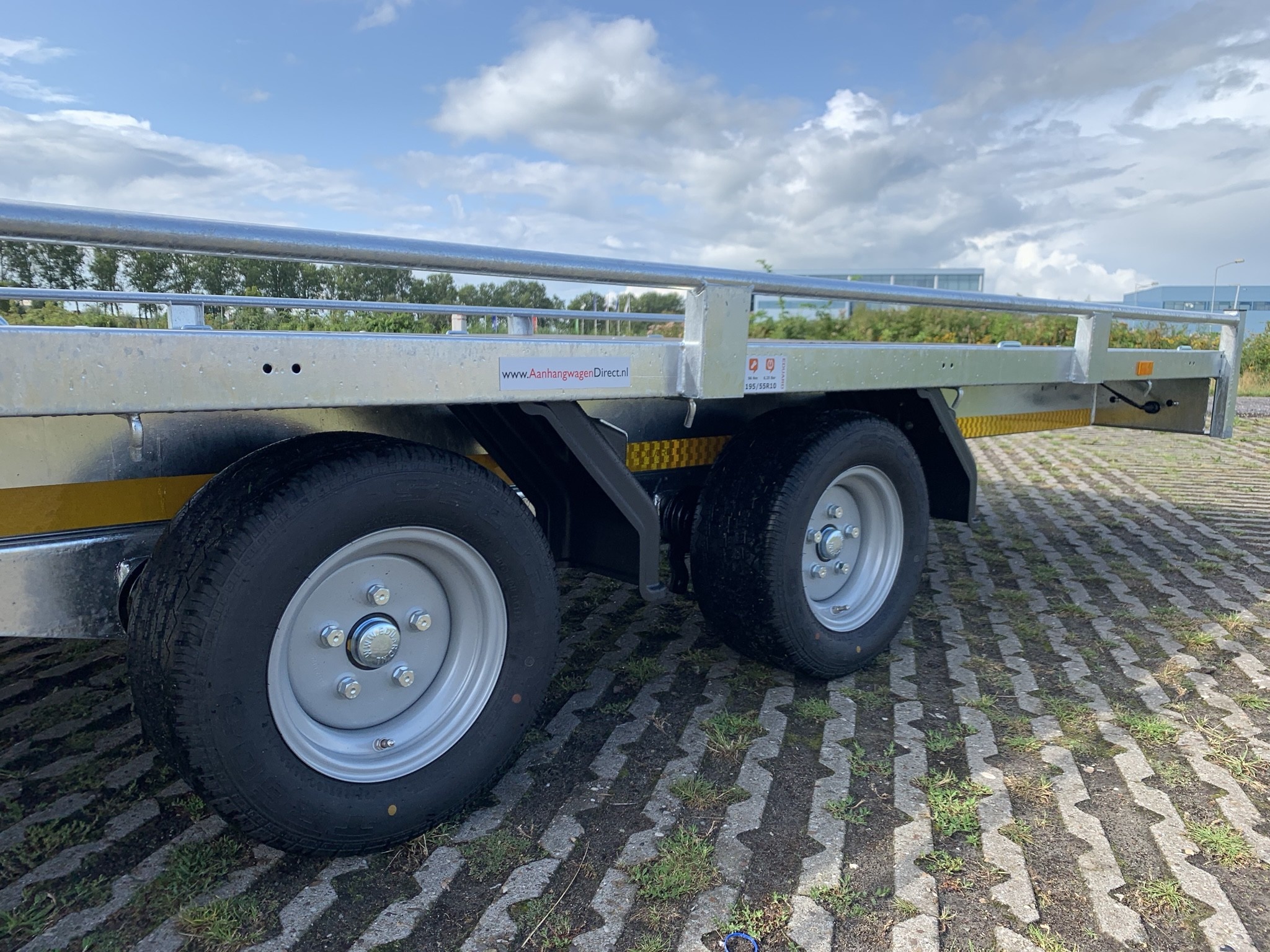Geremde Eduard autotransporter - 406x200 cm - 2700 kg bruto laadvermogen - 56 cm laadvloerhoogte - 10 cm reling - inclusief lier en oprijplaten