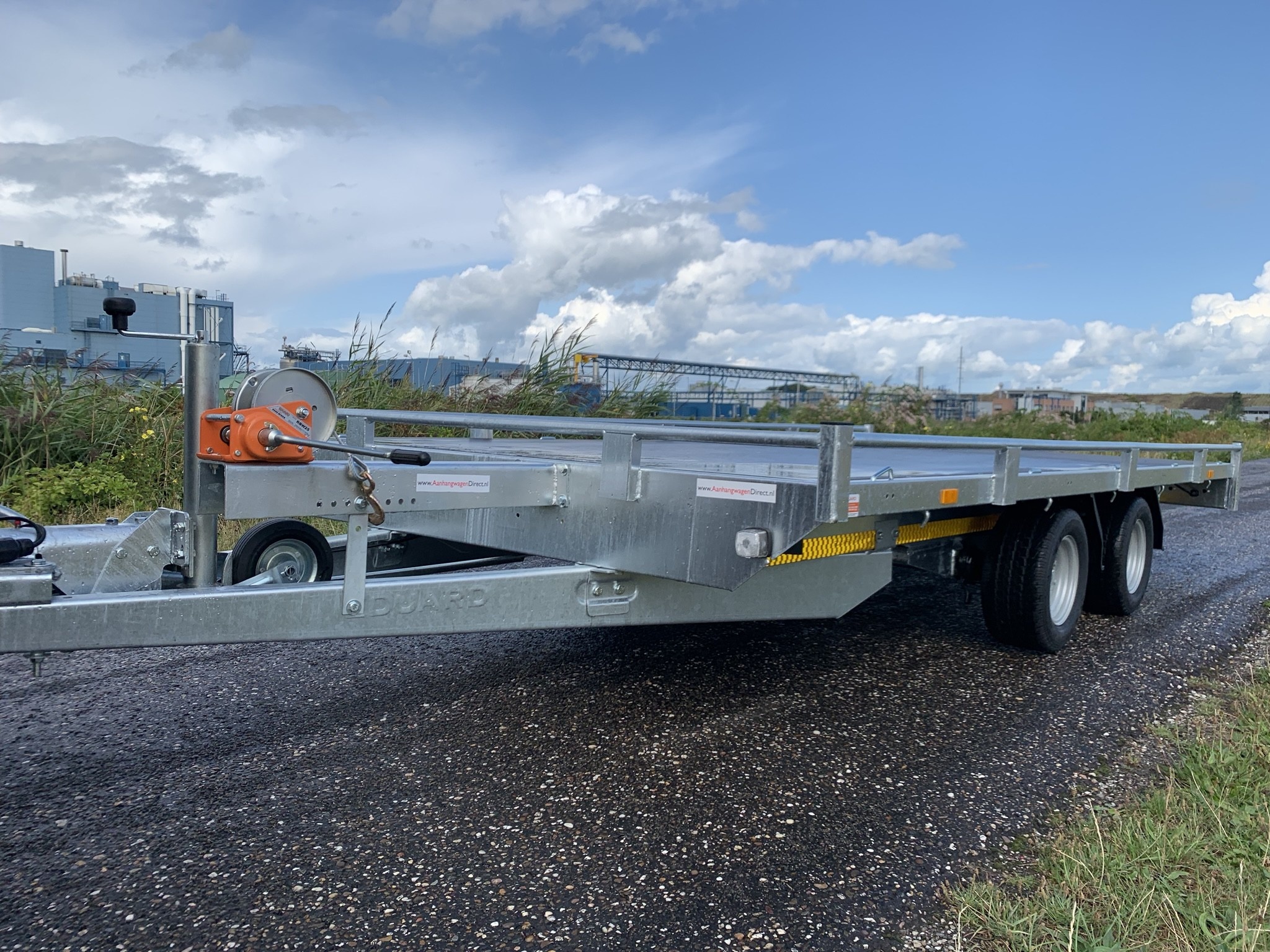 Geremde Eduard autotransporter - 406x200 cm - 2700 kg bruto laadvermogen - 56 cm laadvloerhoogte - 10 cm reling - inclusief lier en oprijplaten