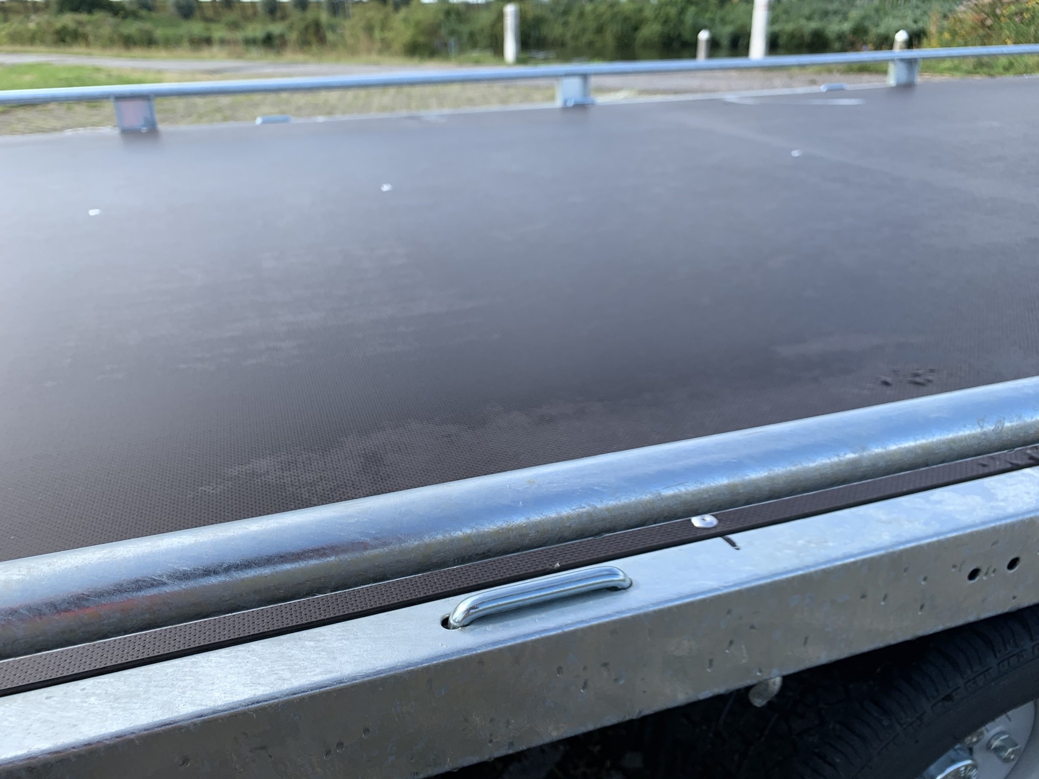 Geremde Eduard autotransporter - 406x200 cm - 2700 kg bruto laadvermogen - 56 cm laadvloerhoogte - 10 cm reling - inclusief lier en oprijplaten