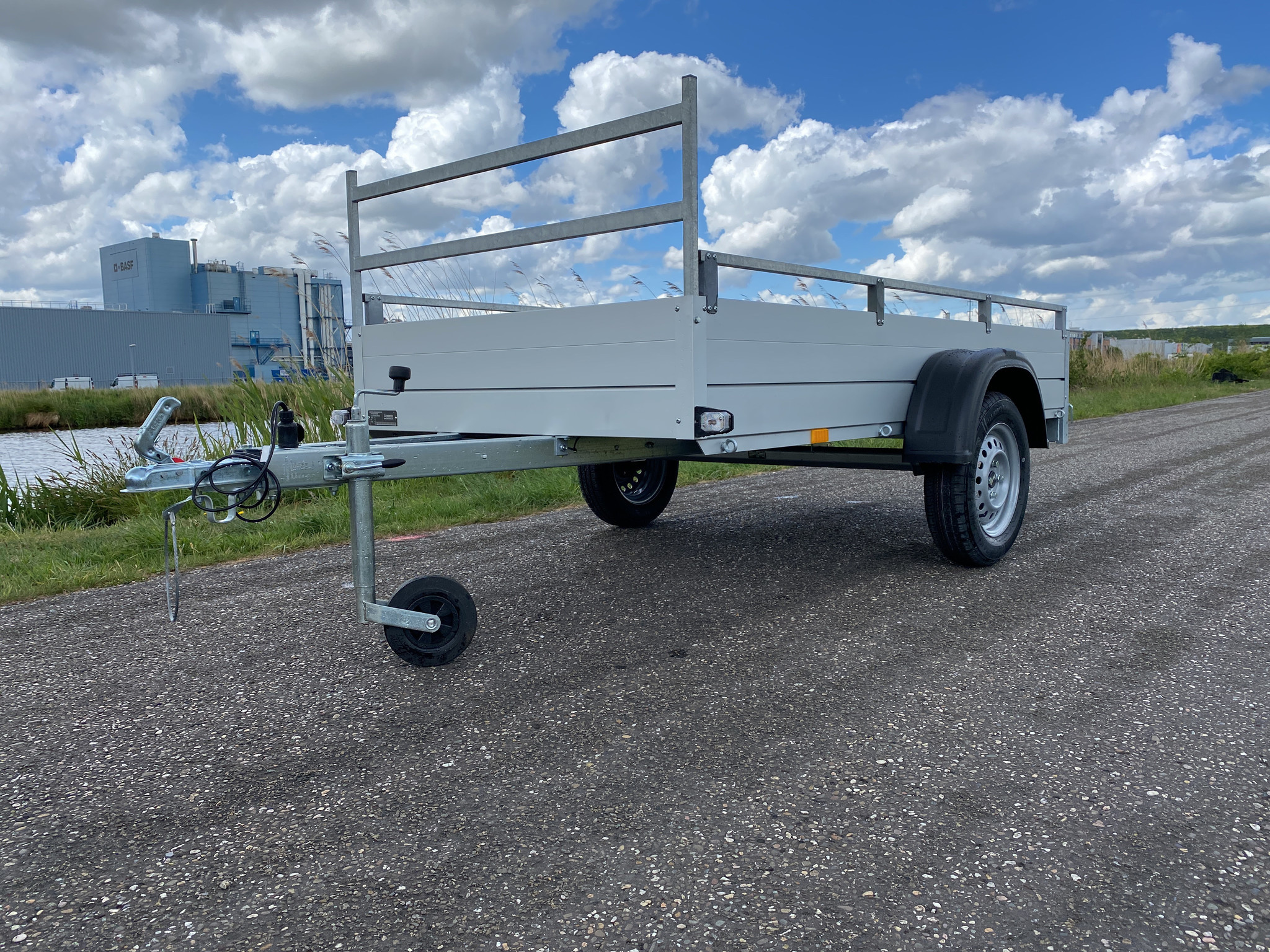 Anssems GT 750 R bakwagen - 750 kg bruto laadvermogen - 251x126 cm laadoppervlak - ongeremd - inclusief reling en voorrek