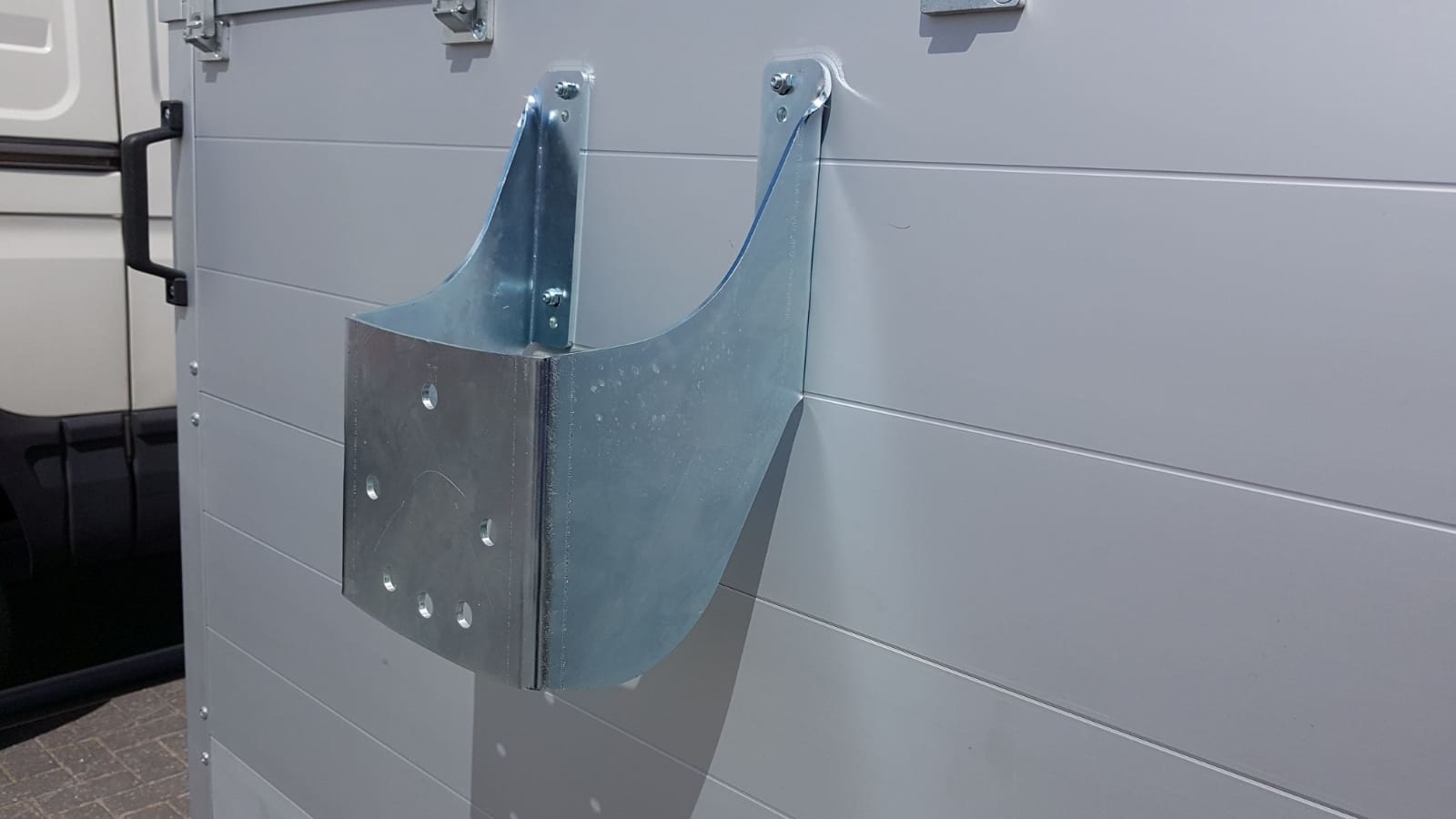 Anssems GTT 2500 VT4 HT gesloten aanhanger - 2500 kg bruto laadvermogen - 301x151x188 cm laadoppervlak - geremd - inclusief deksel en achterklep