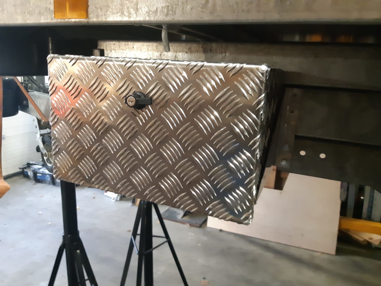 DE HAAN BOX OK - 414x240x300 mm - waterdichte en stofdichte aluminium traanplaat disselkist  - voorzien van vlinderslot of t-sluiting