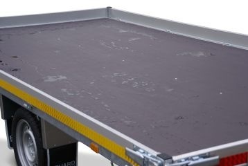 Geremde Eduard multitransporter - 506x200 cm - 3000 kg bruto laadvermogen - 63 cm laadvloerhoogte - 10 cm borden - inclusief oprijplaten en handlier