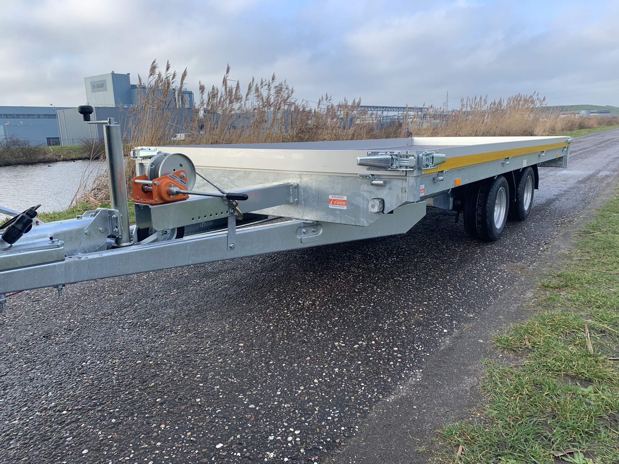 Geremde Eduard multitransporter - 406x180 cm - 2700 kg bruto laadvermogen - 56 cm laadvloerhoogte - 10 cm borden - inclusief oprijplaten en handlier
