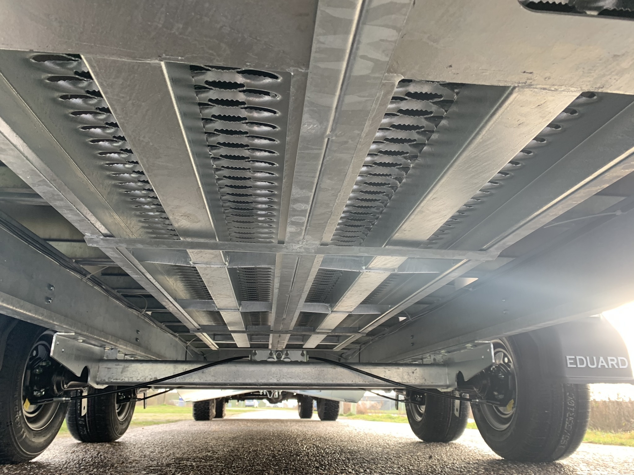 Geremde Eduard multitransporter - 406x180 cm - 2700 kg bruto laadvermogen - 56 cm laadvloerhoogte - 10 cm borden - inclusief oprijplaten en handlier