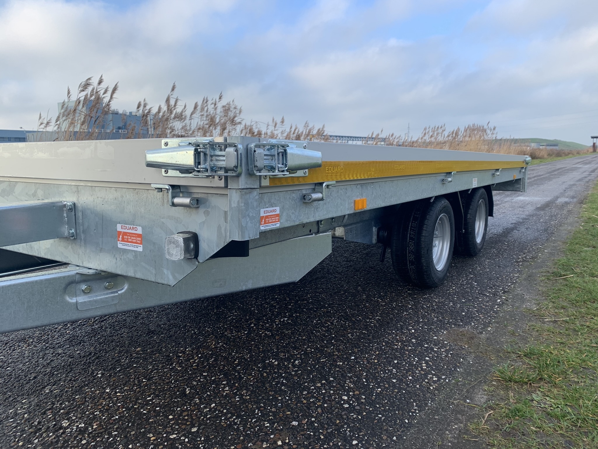 Geremde Eduard multitransporter - 406x180 cm - 2700 kg bruto laadvermogen - 56 cm laadvloerhoogte - 10 cm borden - inclusief oprijplaten en handlier
