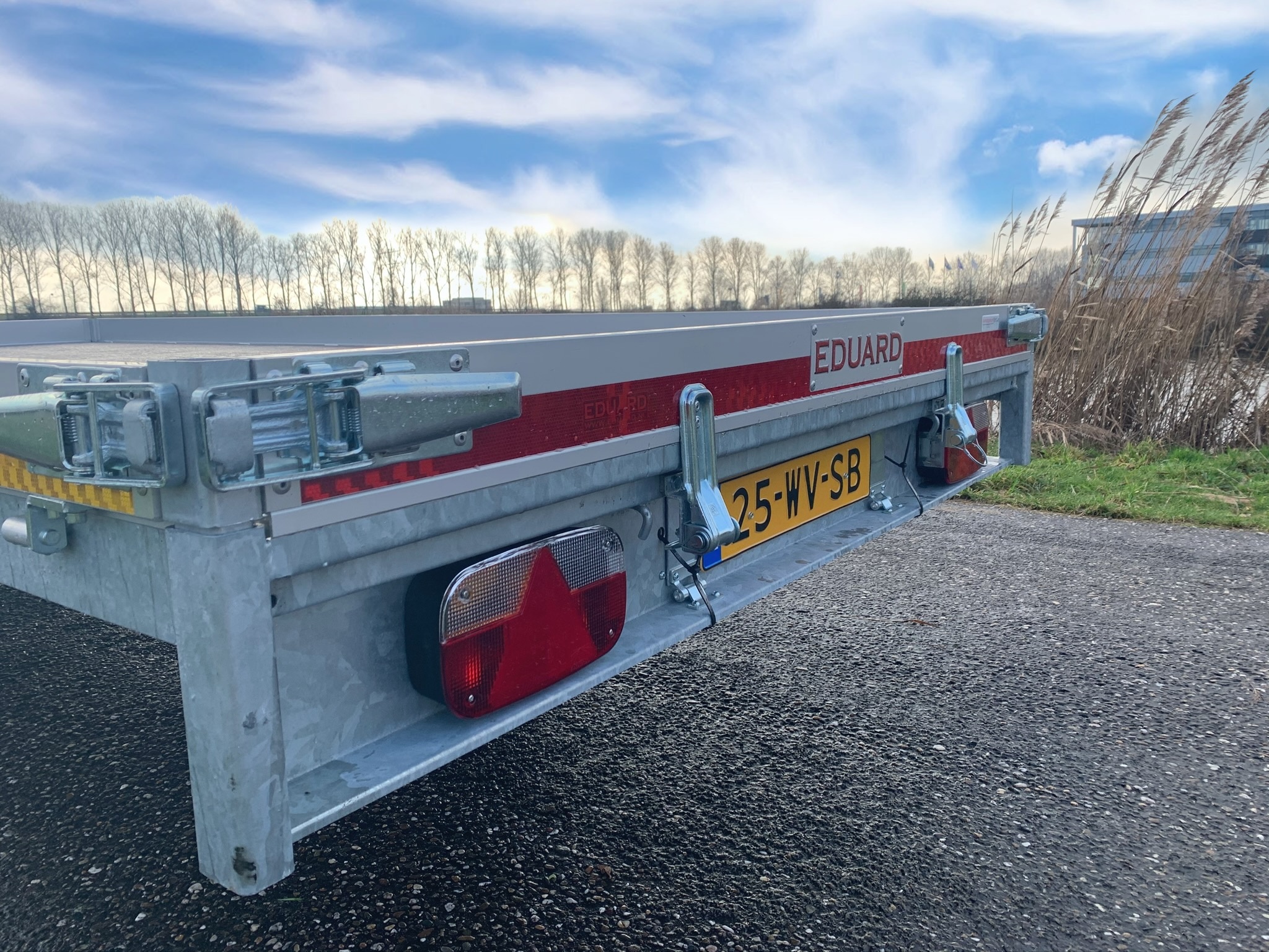 Geremde Eduard multitransporter - 406x180 cm - 2700 kg bruto laadvermogen - 56 cm laadvloerhoogte - 10 cm borden - inclusief oprijplaten en handlier