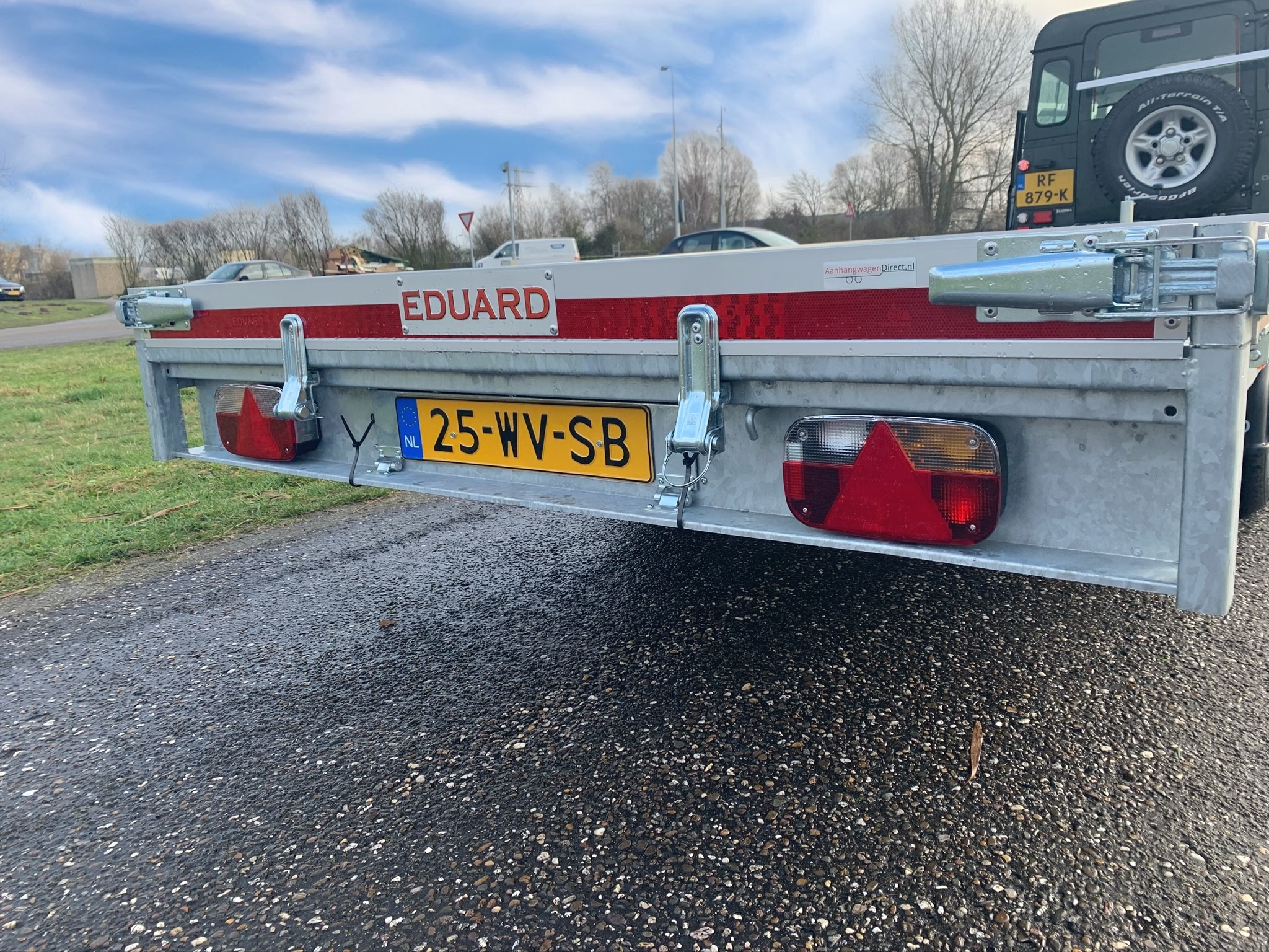 Geremde Eduard multitransporter - 406x180 cm - 2700 kg bruto laadvermogen - 56 cm laadvloerhoogte - 10 cm borden - inclusief oprijplaten en handlier