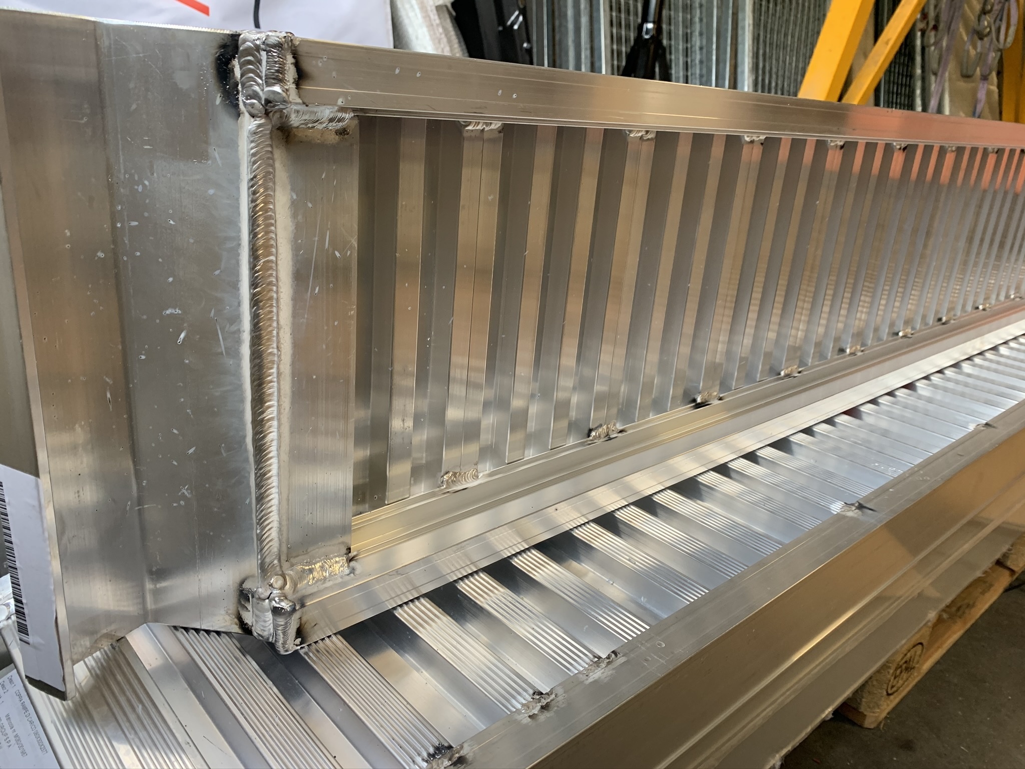 Set aluminium oprijplaten met lange lip - 2450 kg - 238x30x8 cm  - voorzien van haak bevestiging