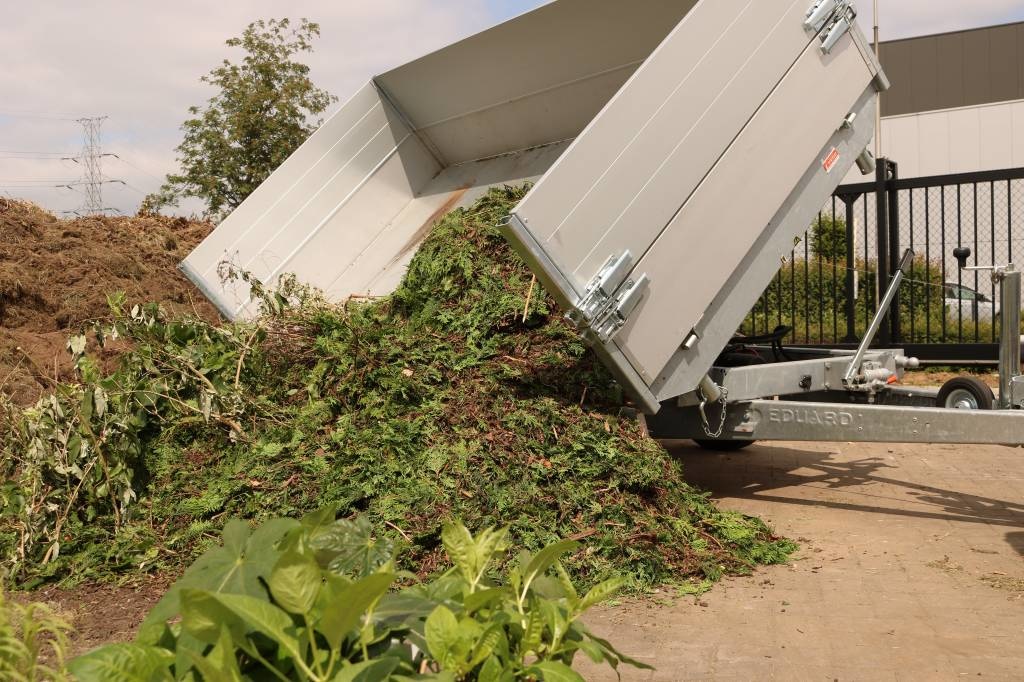 Geremde Eduard 3-zijdige kipper - 330x180 cm - 2500 kg bruto laadvermogen - elektrisch, extern laden - 72 cm laadvloerhoogte - inclusief oprijplaten en uitzetsteunen - 40 cm hoge borden