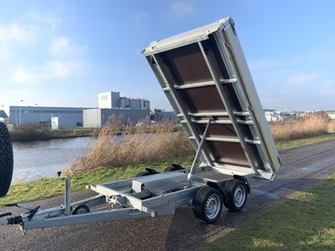 Achterwaartse kipper 310x160 cm - 2000 kg - elektrisch - voorzien van 30 cm borden - inclusief oprijplaten