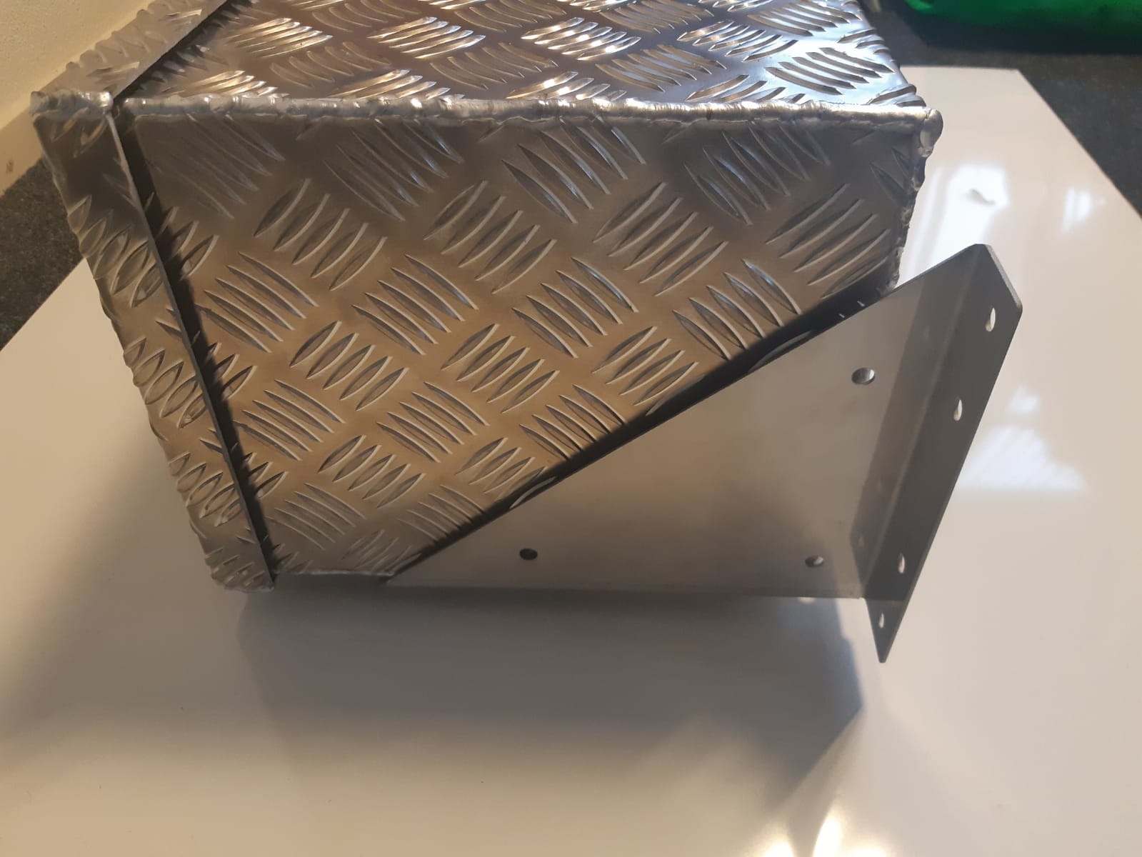 DE HAAN BOX OS - 764x267x250 mm - waterdichte en stofdichte aluminium traanplaat disselkist - voorzien van vlinderslot of t-sluiting