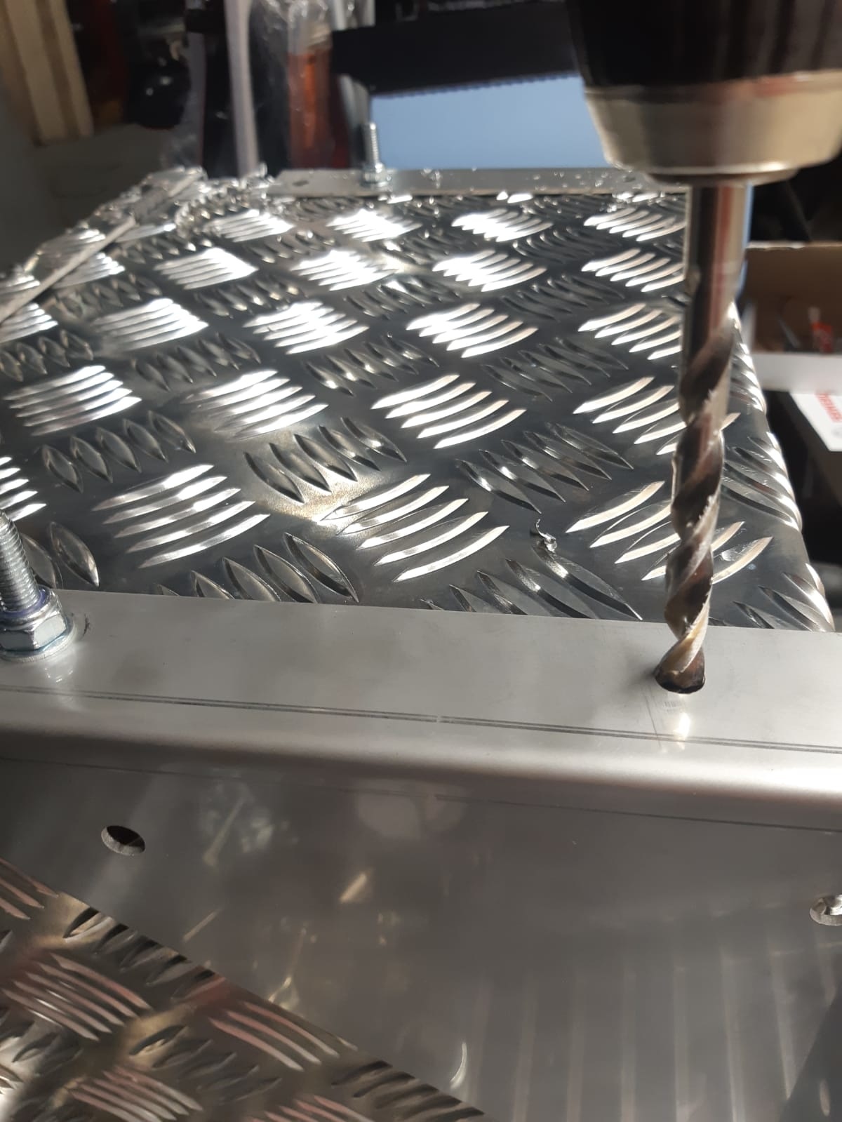 DE HAAN BOX OL - 1264x267x250 mm - waterdichte en stofdichte aluminium traanplaat disselkist - voorzien van vlinderslot of t-sluiting