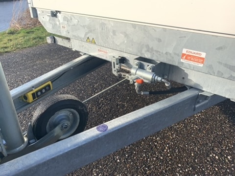 310x160 cm - 2700 kg - elektrische bediening - 30 cm borden - inclusief oprijplaten