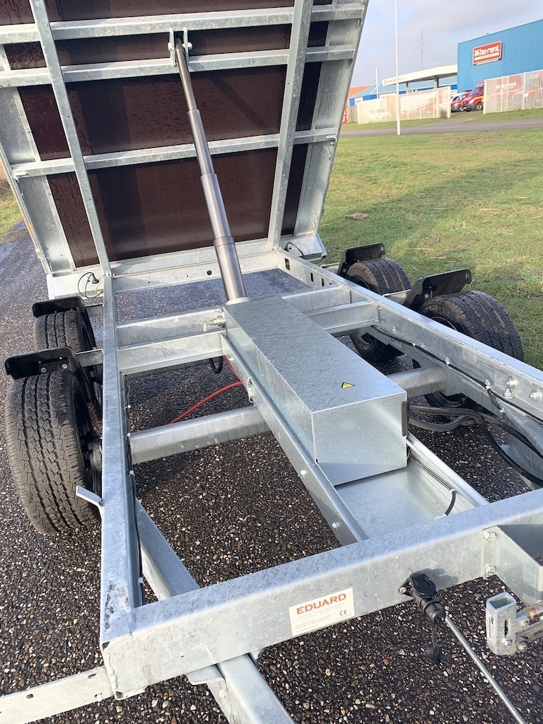 310x160 cm - 2700 kg - elektrische bediening - 30 cm borden - inclusief oprijplaten