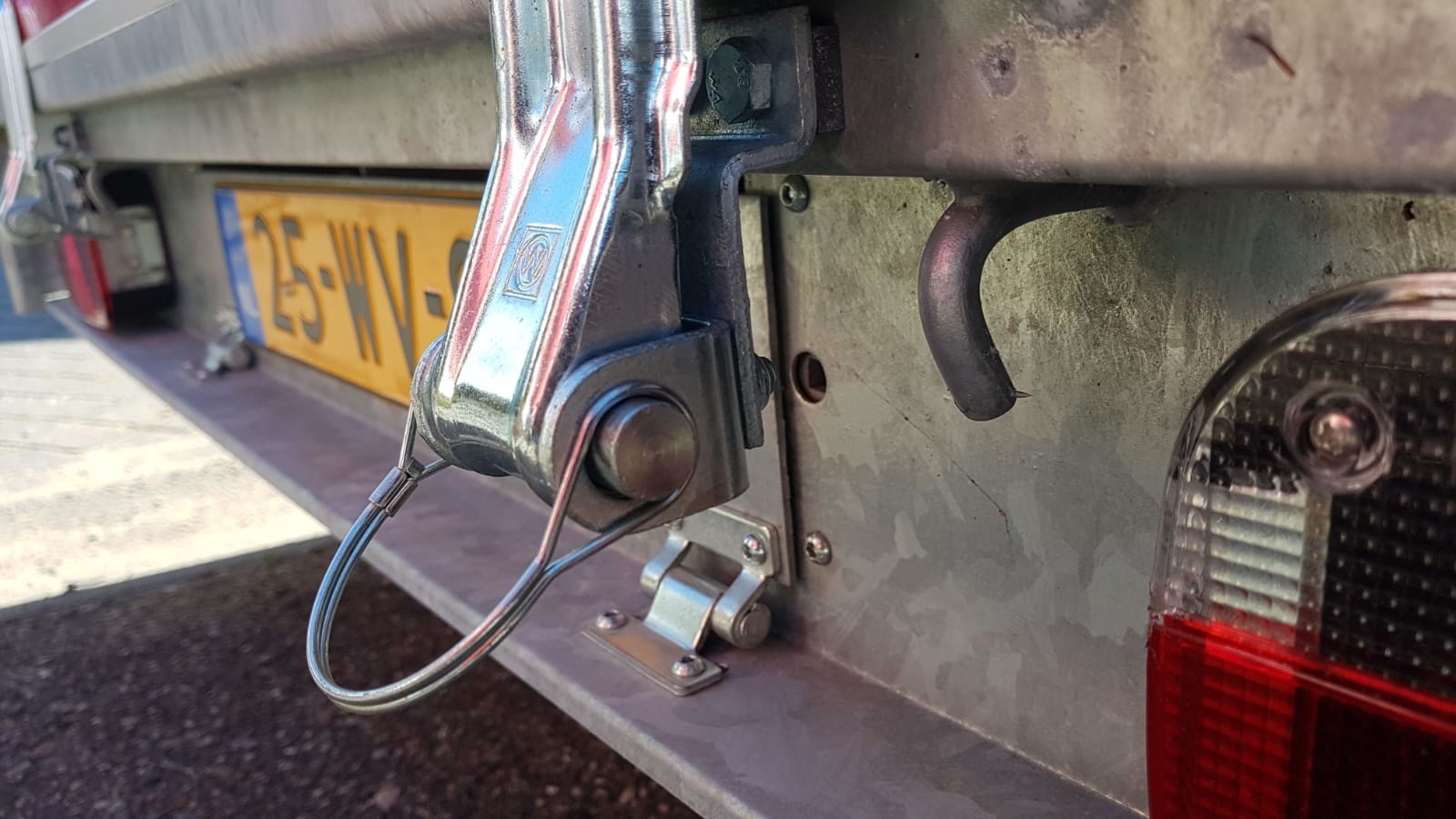 Z-profiel t.b.v. opschroefbare scharnierhouder