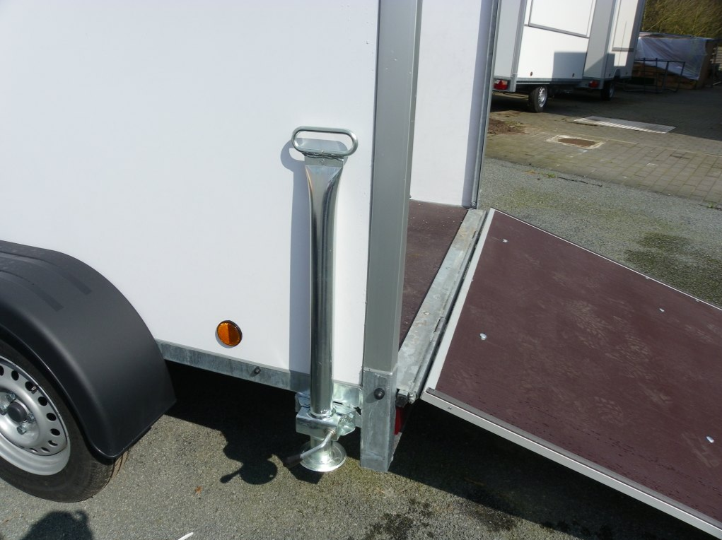 Powertrailer GEKA 5 gesloten aanhangwagen - 257x132x150 cm  - 750 kg bruto laadvermogen - geremd en ongeremd