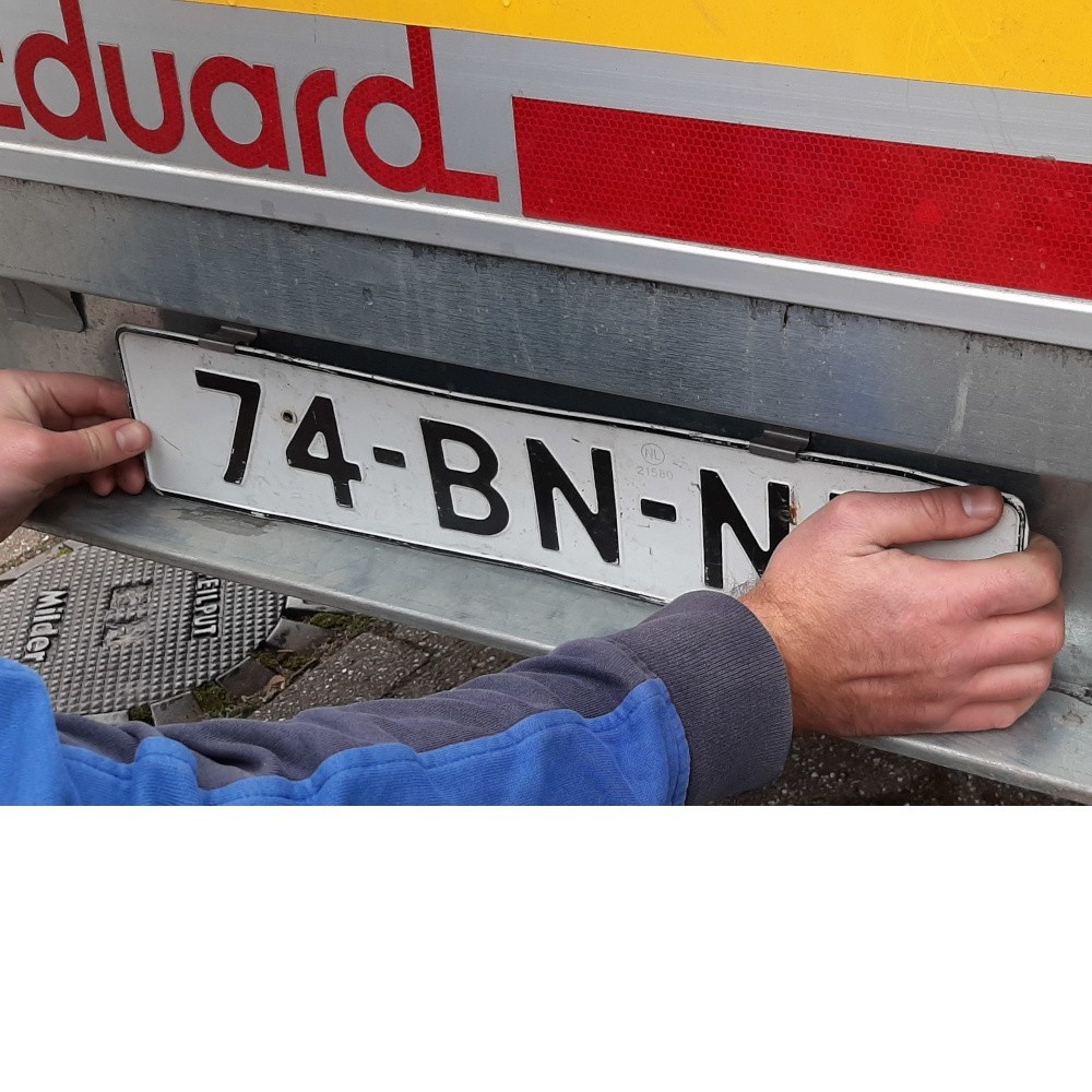Welke  kentekenplaat heeft de aanhanger?