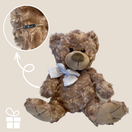 Zittende Bruine Teddybeer met Ecru Strik  en Naamarmbandje– 40 cm Zittende Bruine Teddybeer met Ecru Strik  en Naamarmbandje– 40 cm