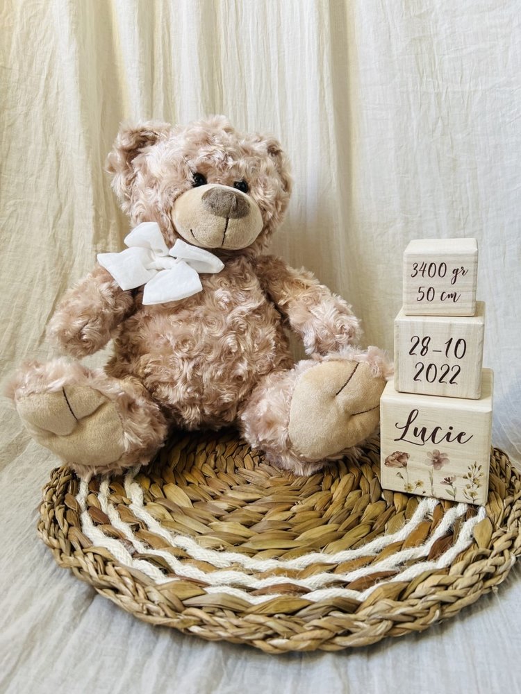 Siddende brun bamse med ecru sløjfe og navnearmbånd - 40 cm