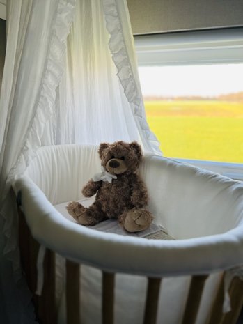 Sitzender brauner Teddybär mit ecrufarbener Schleife und Namensarmband - 40 cm