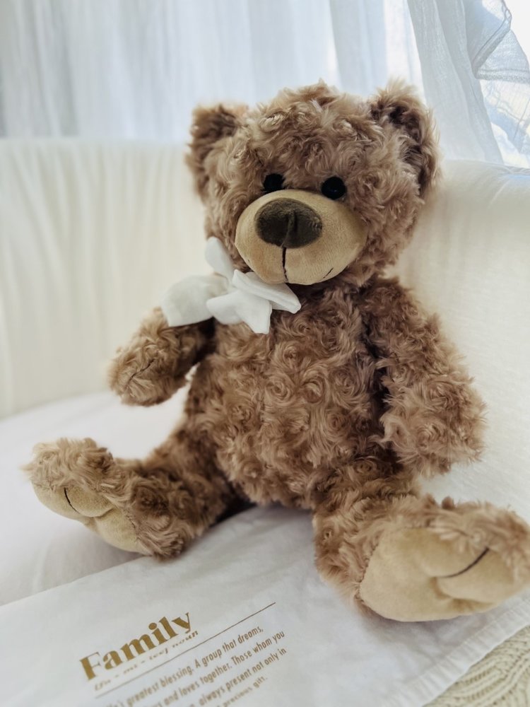 Ourson brun assis avec noeud écru et bracelet de nom - 40 cm