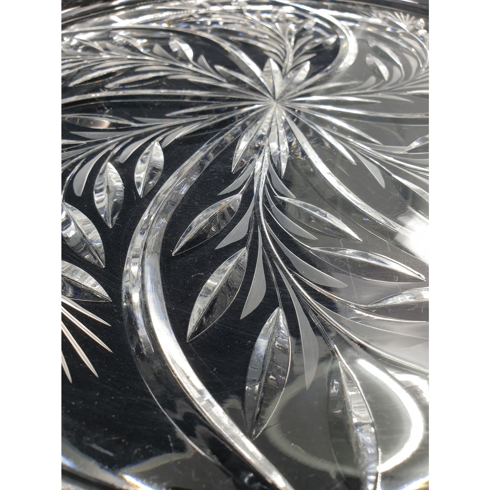 Plat en cristal - gravé de fleurs