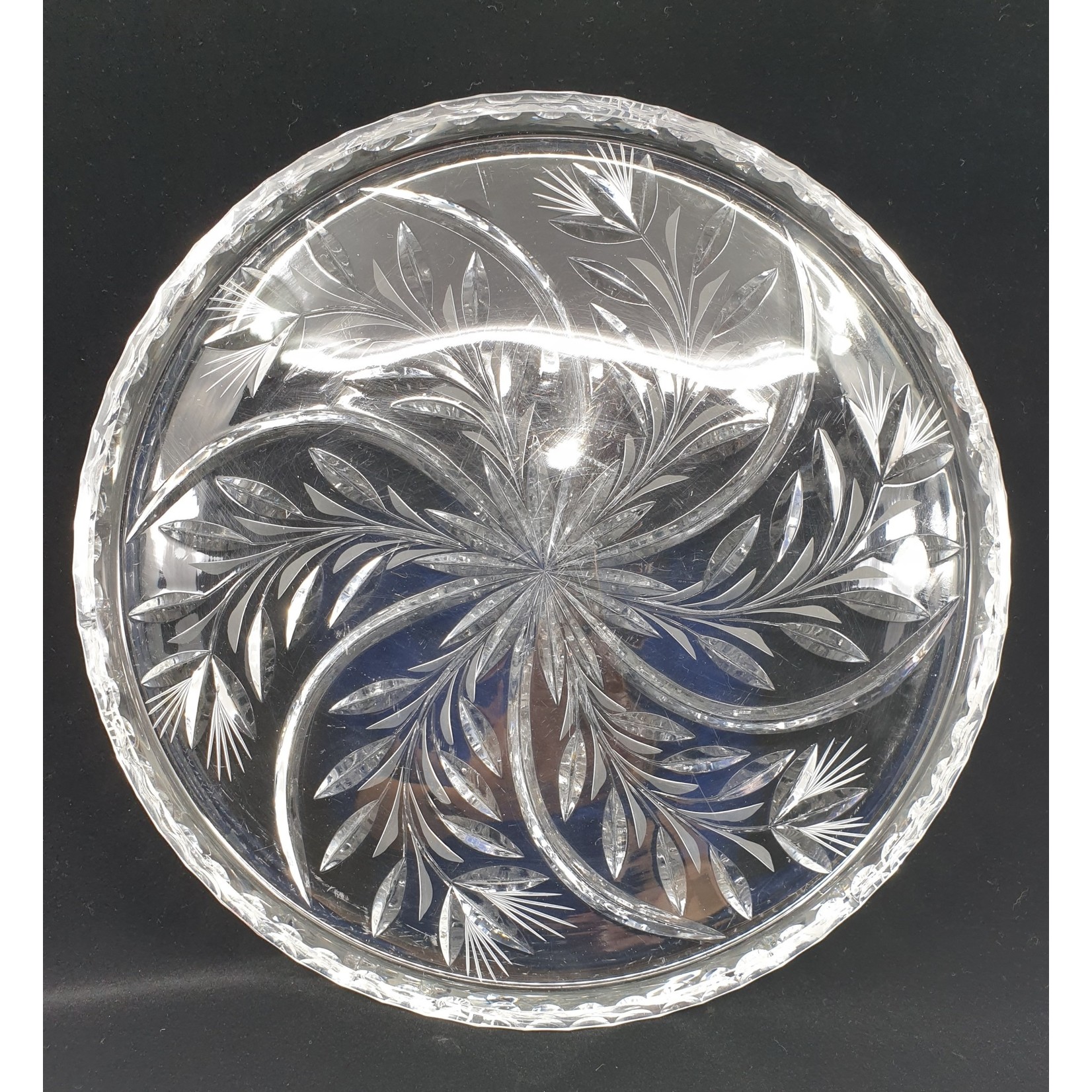 Plat en cristal - gravé de fleurs