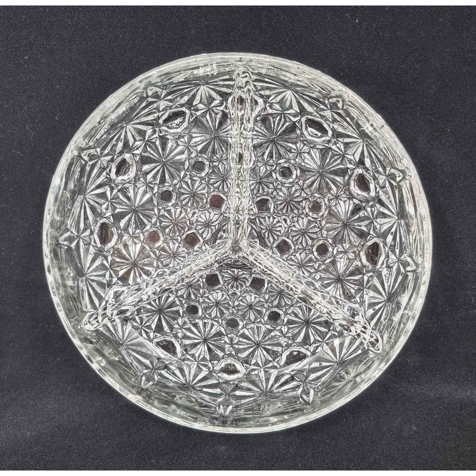 Plat compartimenté en verre taillé