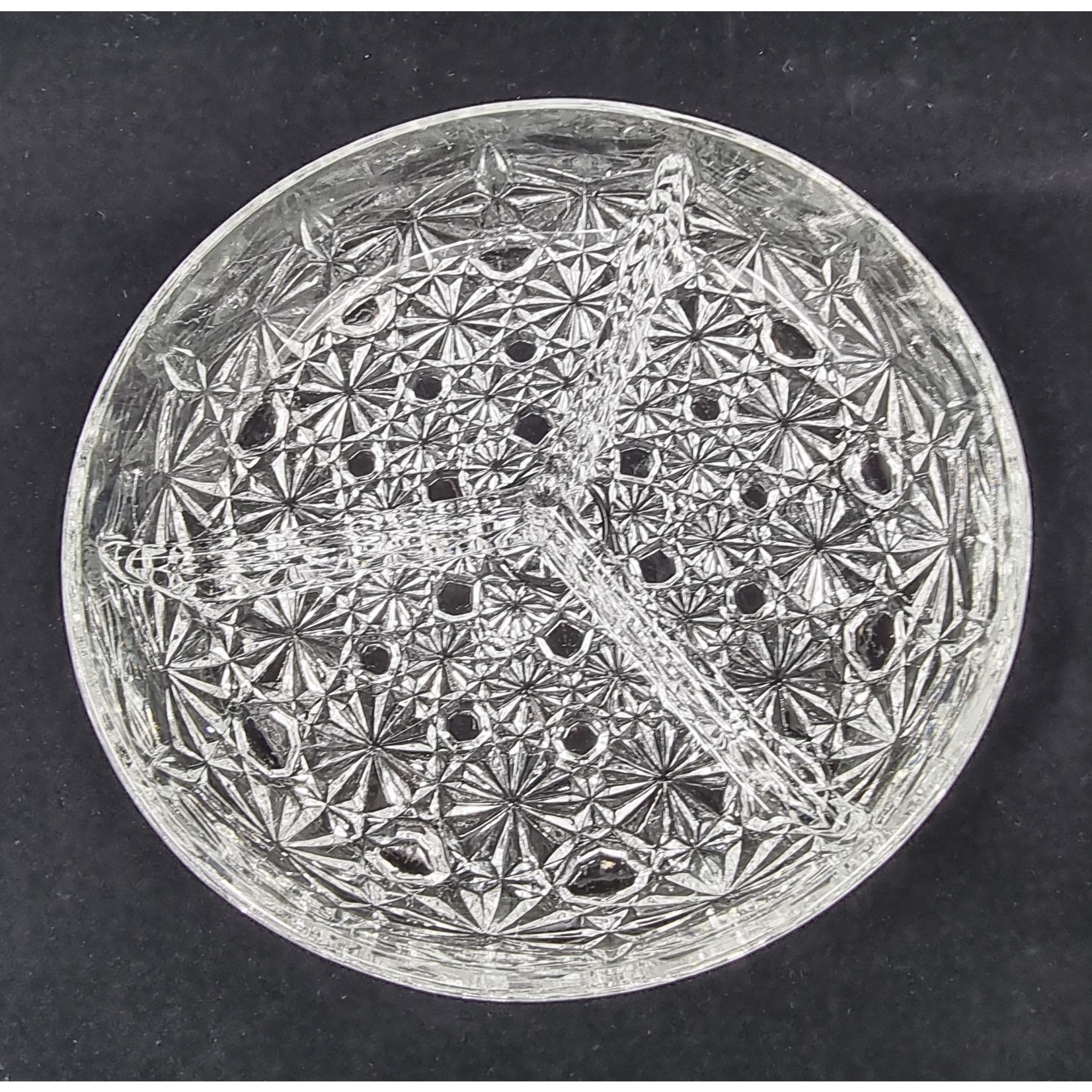 Plat compartimenté en verre taillé