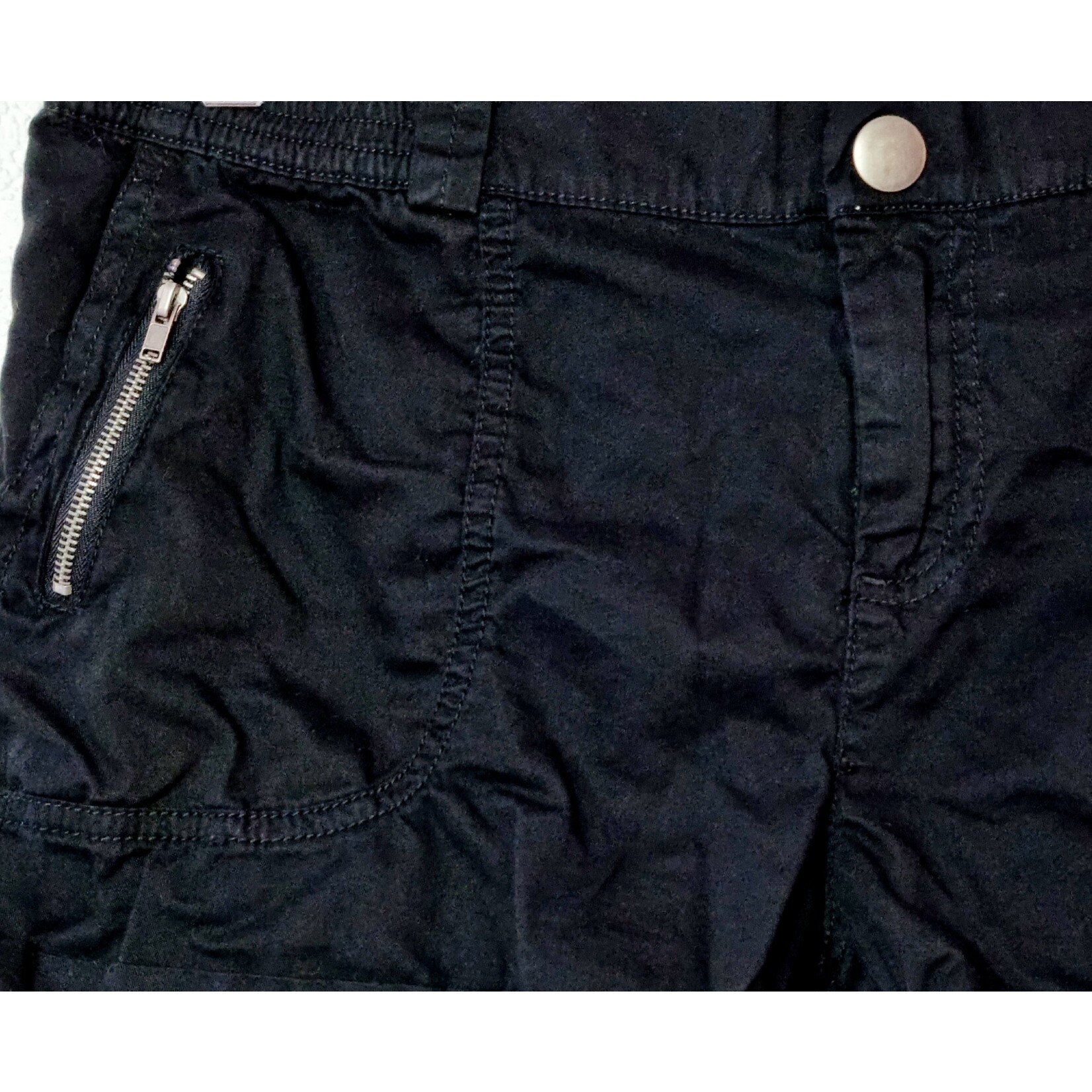 Short noir avec zips apparents et effet froissé (SIZE : 40)