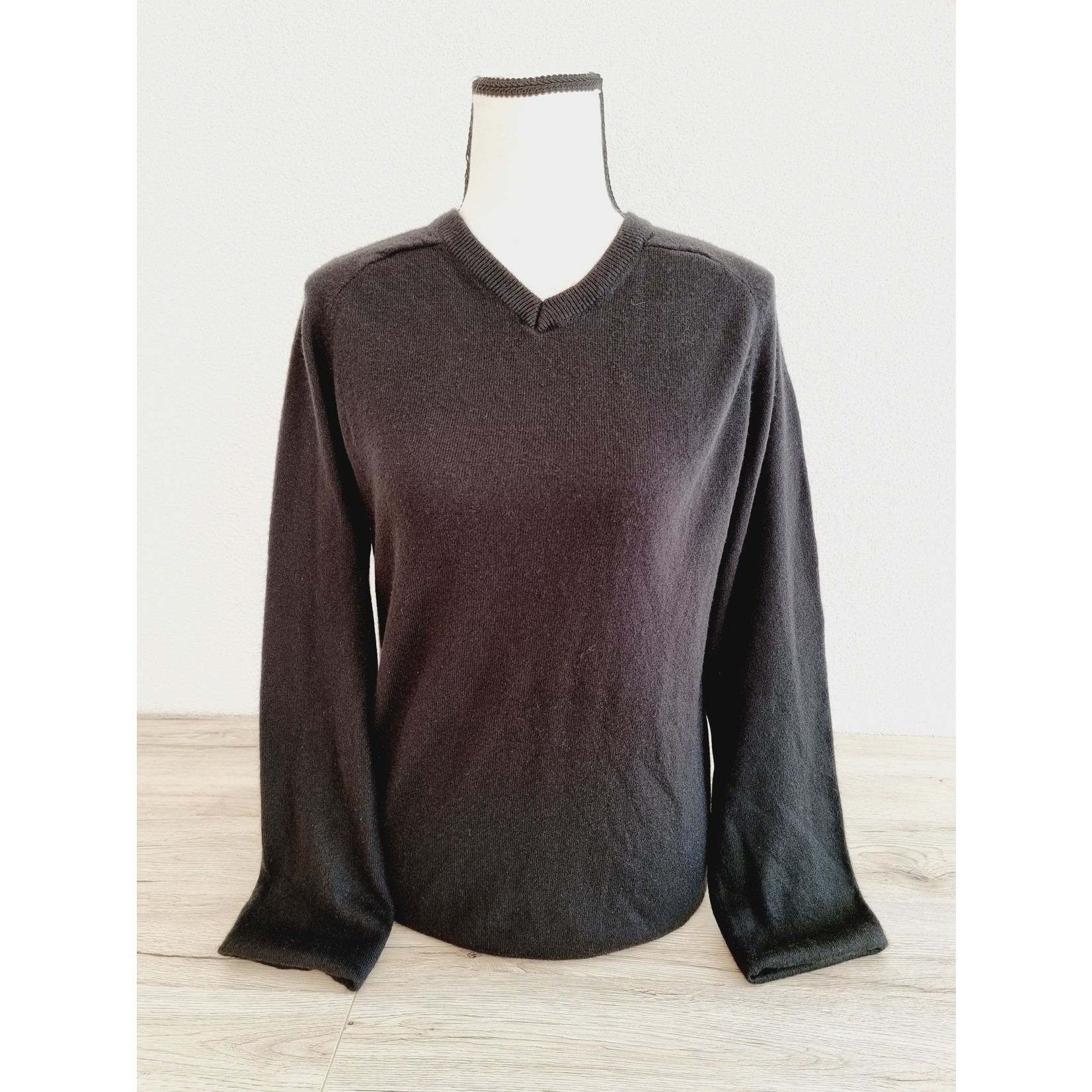 Pull noir col en V (SIZE : M)
