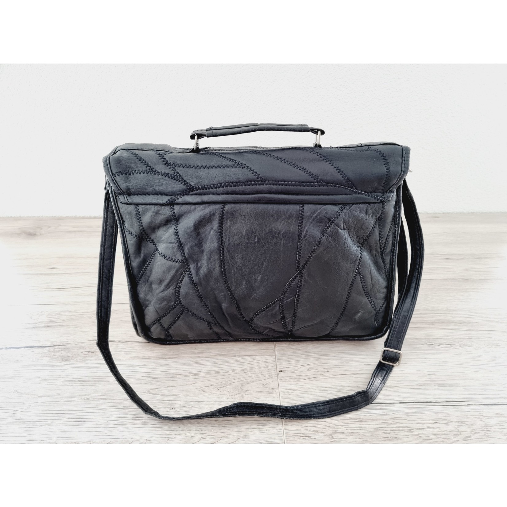 Sac en cuir noir avec coutures apparentes