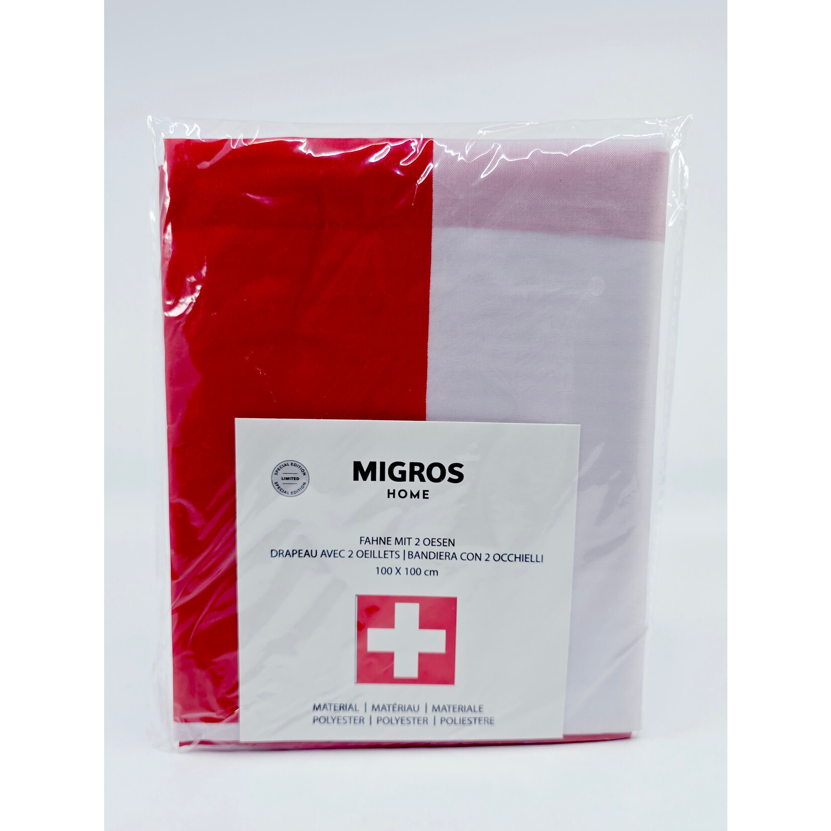 Drapeau suisse avec œillets (100 x 100 cm)