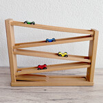Rampe en bois avec voitures et billes
