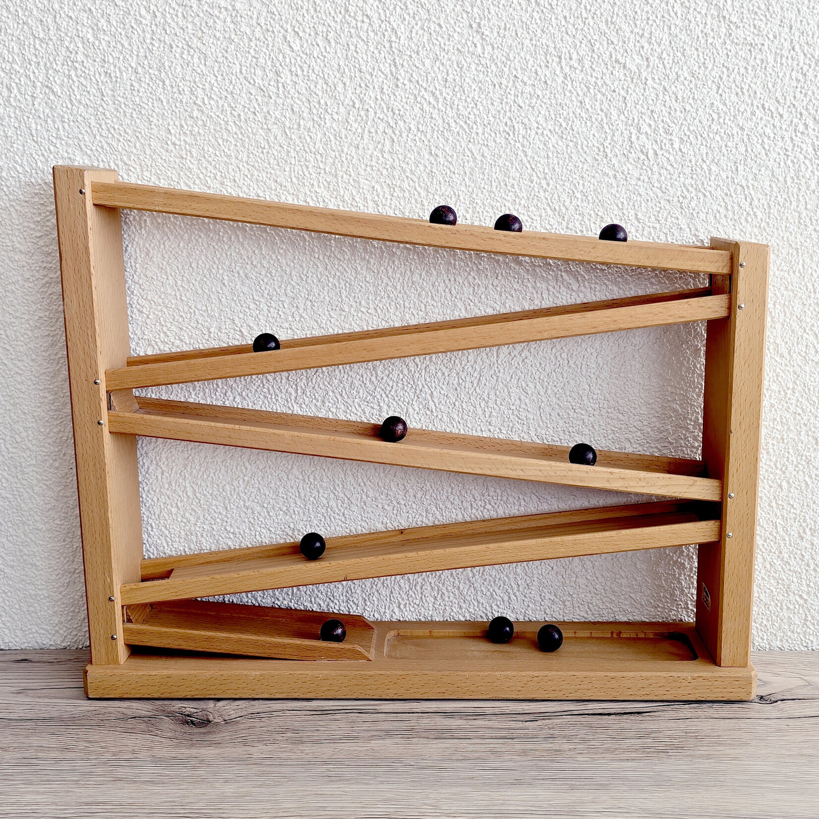 Rampe en bois avec voitures et billes