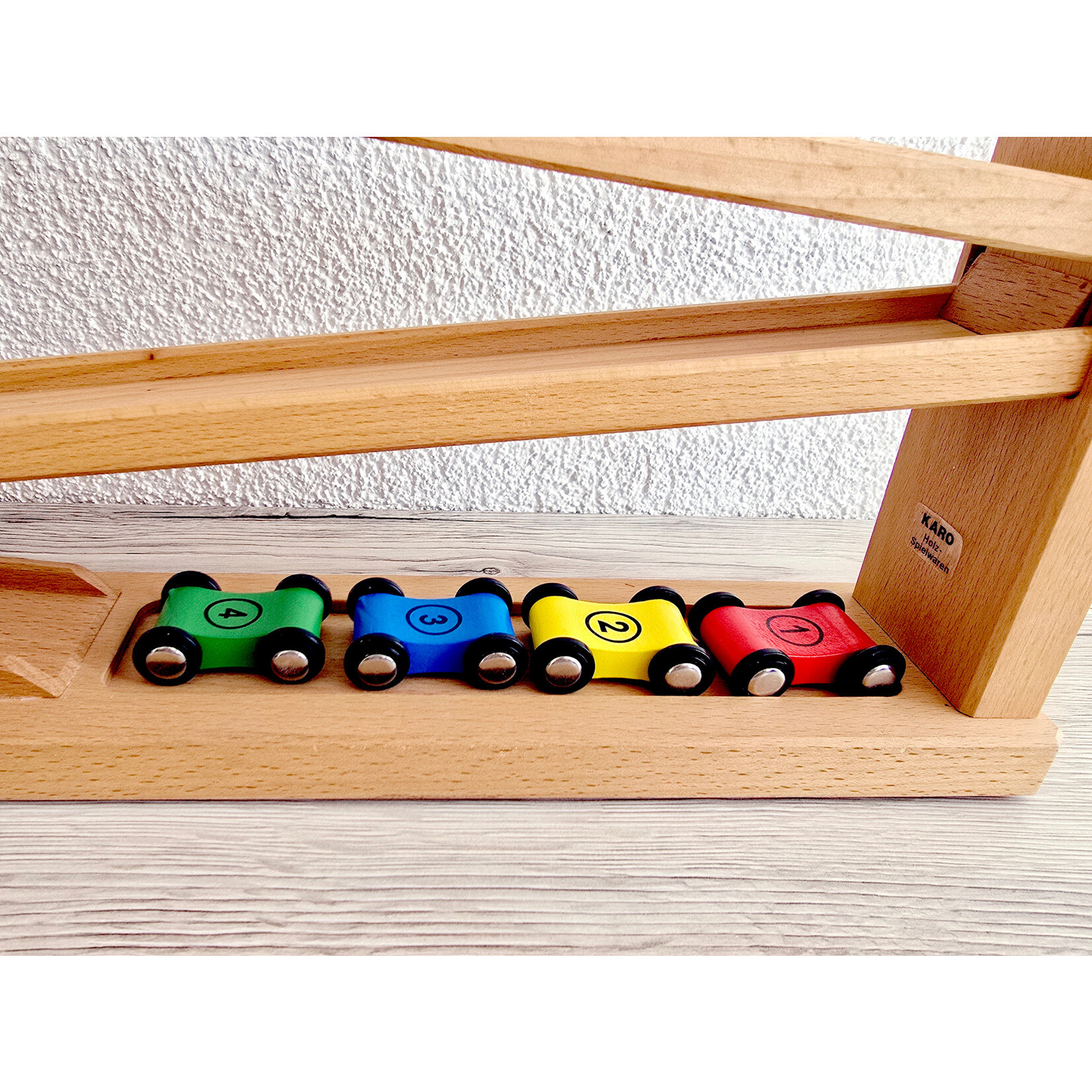 Rampe en bois avec voitures et billes